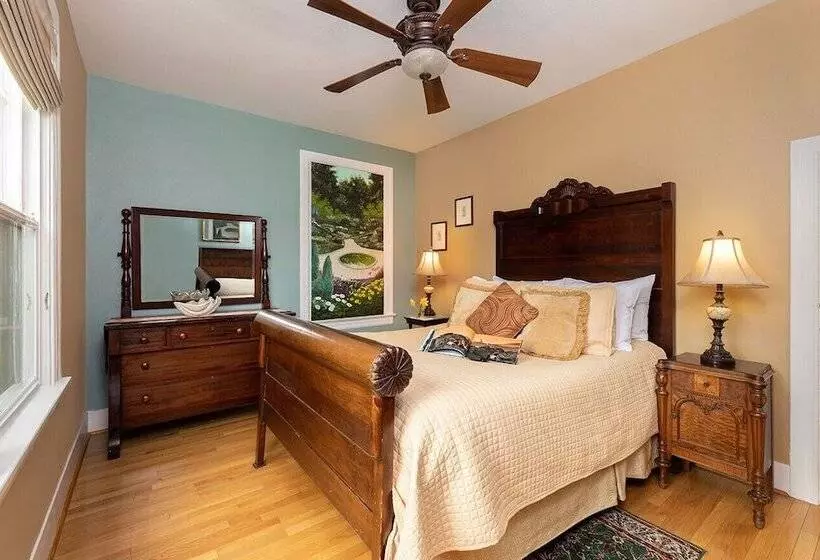 Tucker House Inn
