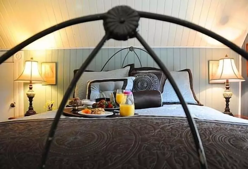Tucker House Inn