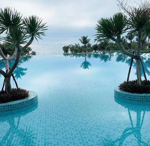 Happy Beach Seaview Hotel   The Arena Cam Ranh Resort