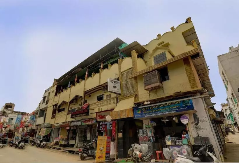 Oyo Hotel Santushti Maharaja