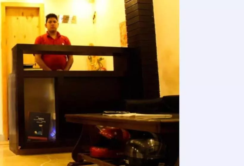 Hotelli Flatties Mall Road Nainital Near Lake View Point