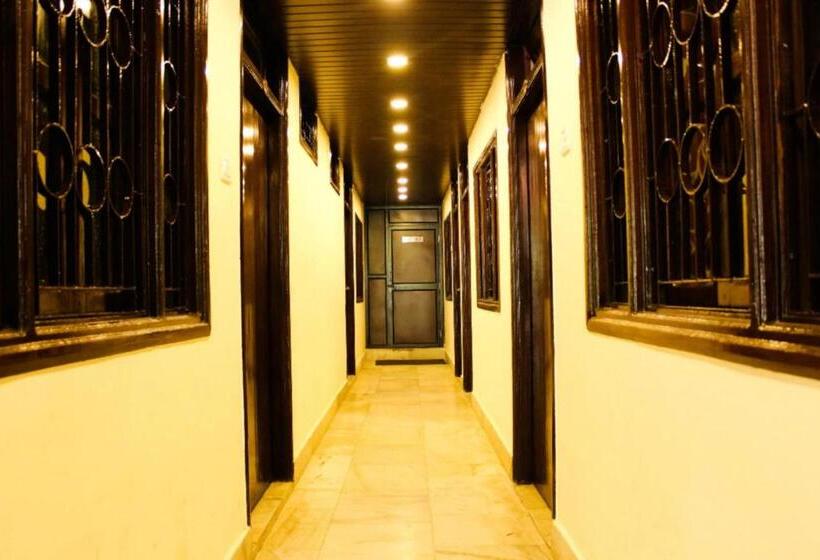 Hotel Flatties Mall Road Nainital Near Lake View Point