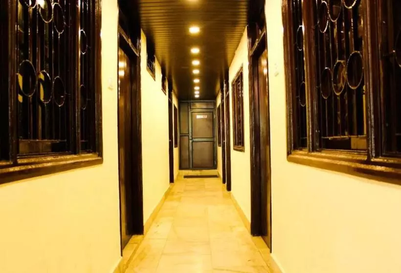 Hotelli Flatties Mall Road Nainital Near Lake View Point