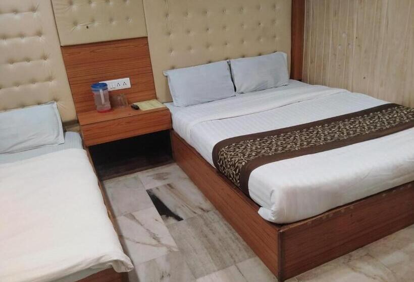 Hotel Flatties Mall Road Nainital Near Lake View Point