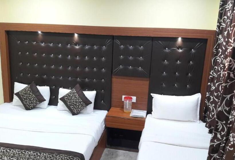 Hotel Flatties Mall Road Nainital Near Lake View Point