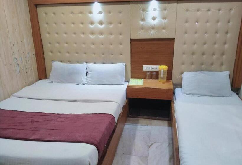 Hotel Flatties Mall Road Nainital Near Lake View Point