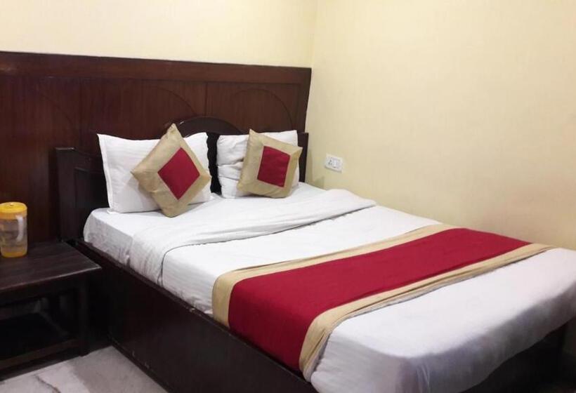 Hotel Flatties Mall Road Nainital Near Lake View Point