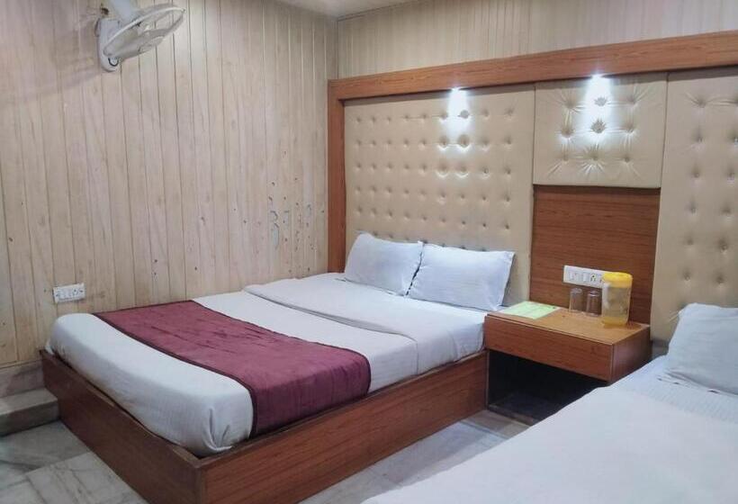 Hotel Flatties Mall Road Nainital Near Lake View Point