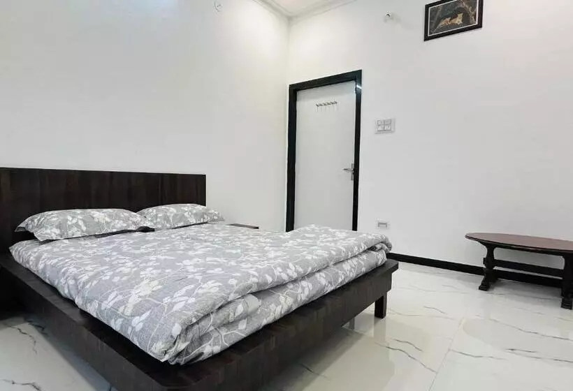 Majatalo Govardhan Villas Farm Stay