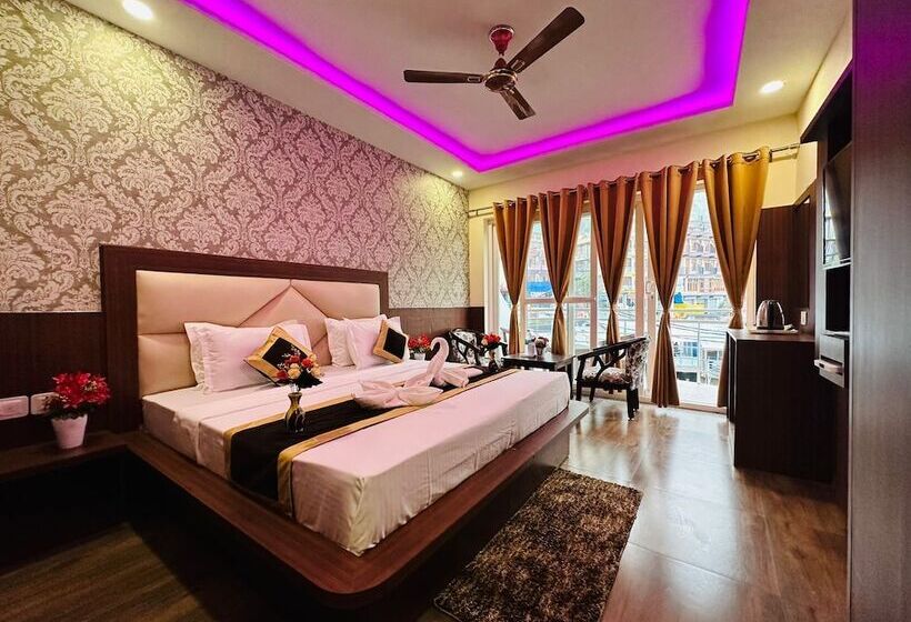 호텔 Him Holiday Ventures