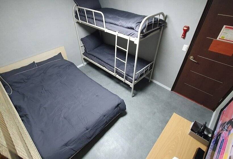 Pensiune Seven Hostel