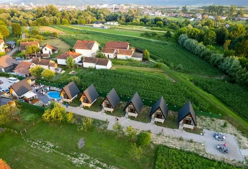 هاستل Resort La Familia