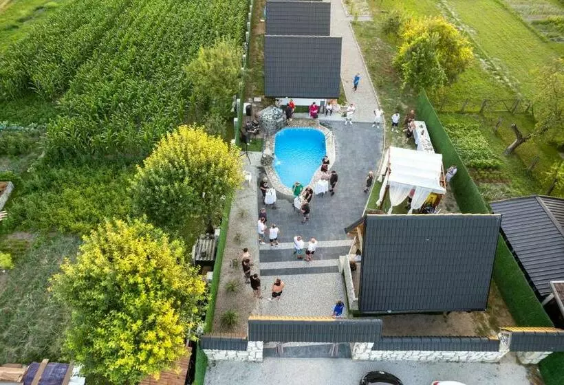 هاستل Resort La Familia