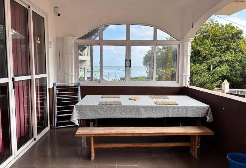 تختخواب و صبحانه Villa De La Playa