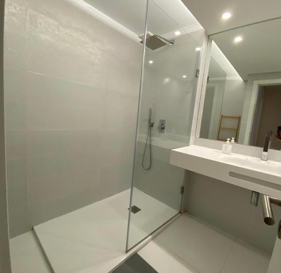 پانسیون Bedrooms With Private Bathroom In Modern Guest House