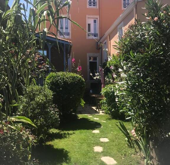 בית מלון כפרי Hôtel De La Tour