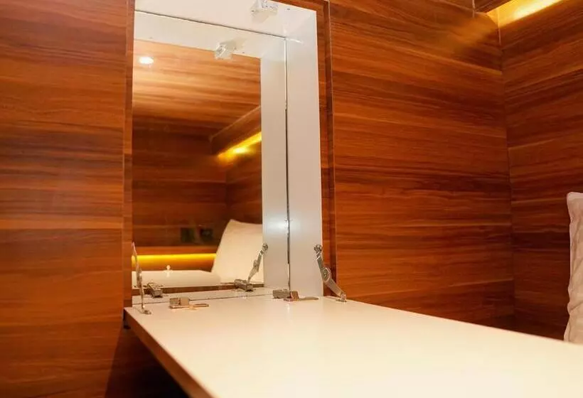 Kapselihotelli Ketje Luxury Capsule Mitra Reddoorz