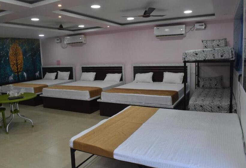 Hotel Midwaay Resort