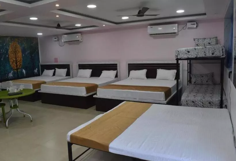 Hotelli Midwaay Resort