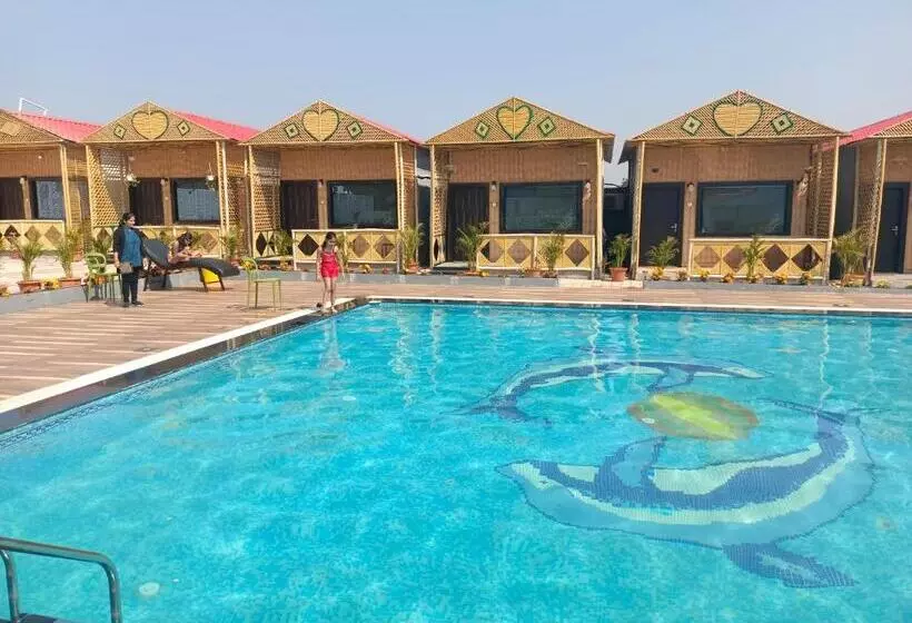 Hotelli Midwaay Resort