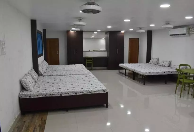 Hotelli Midwaay Resort
