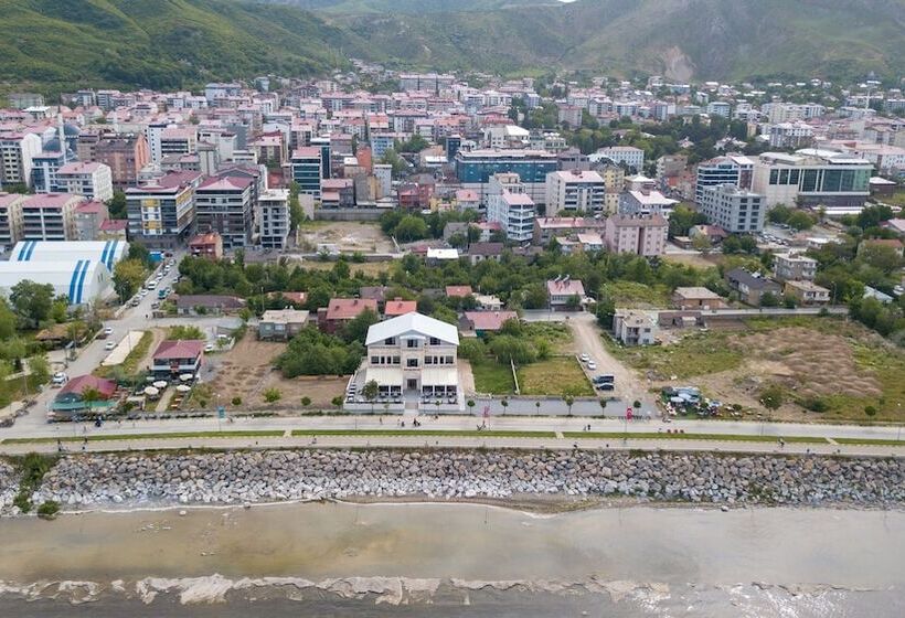 White Life Hotel & Cafe