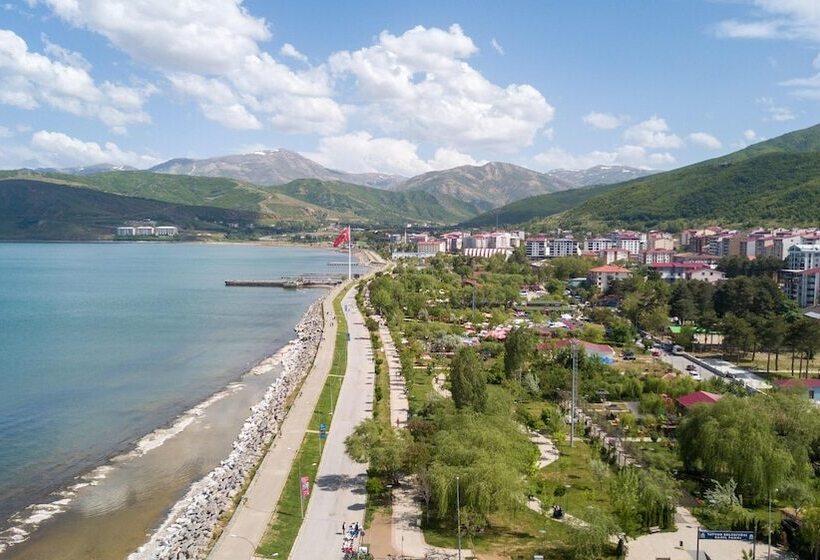 White Life Hotel & Cafe