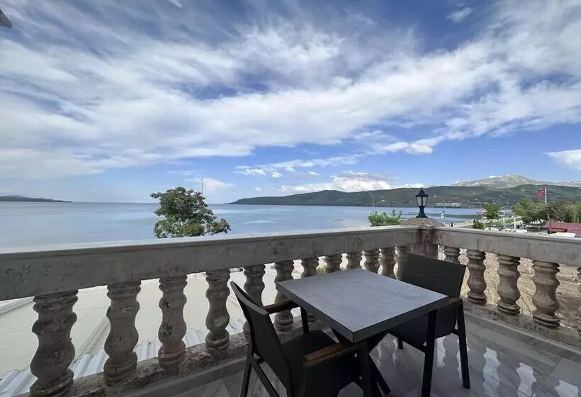 White Life Hotel & Cafe