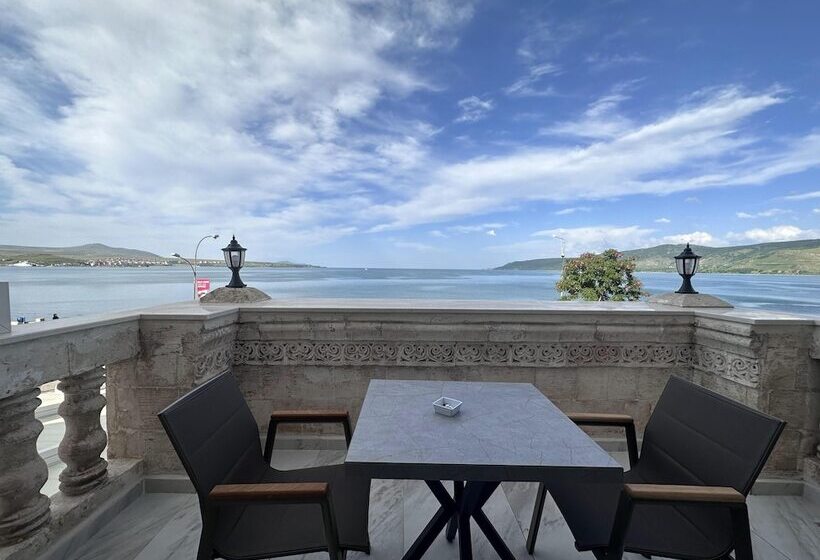 White Life Hotel & Cafe