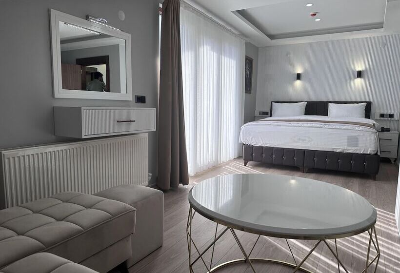 White Life Hotel & Cafe