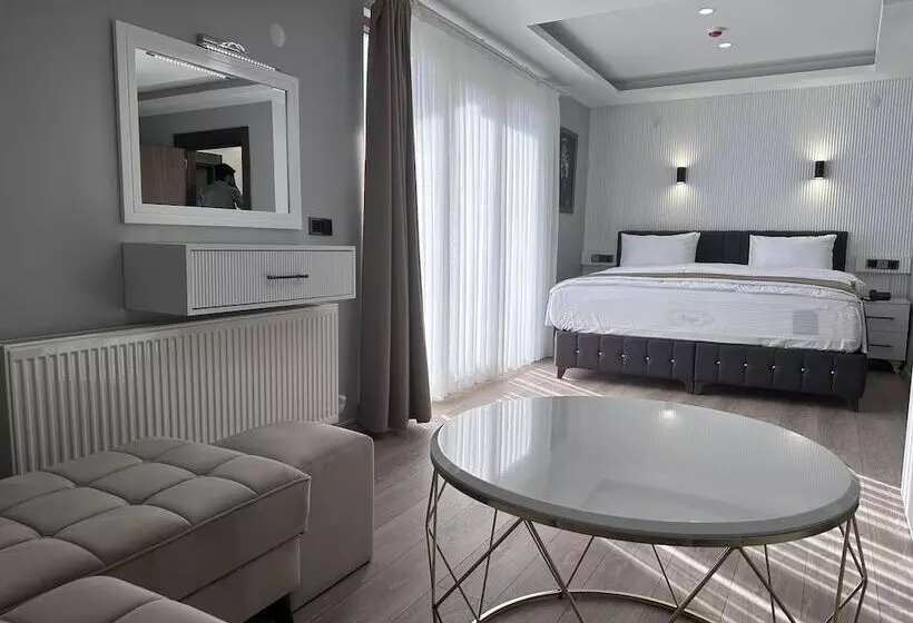 White Life Hotel & Cafe