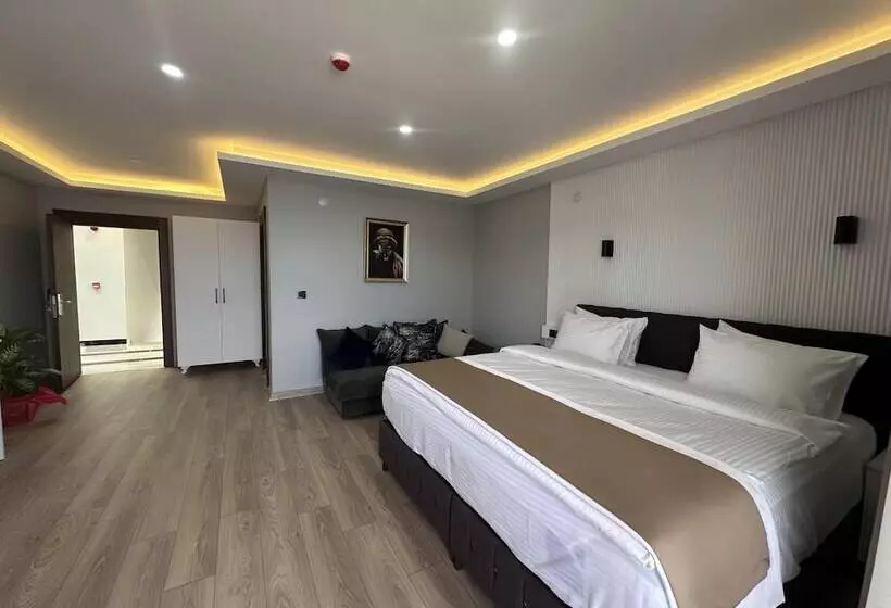 White Life Hotel & Cafe