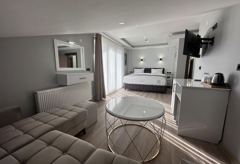 White Life Hotel & Cafe