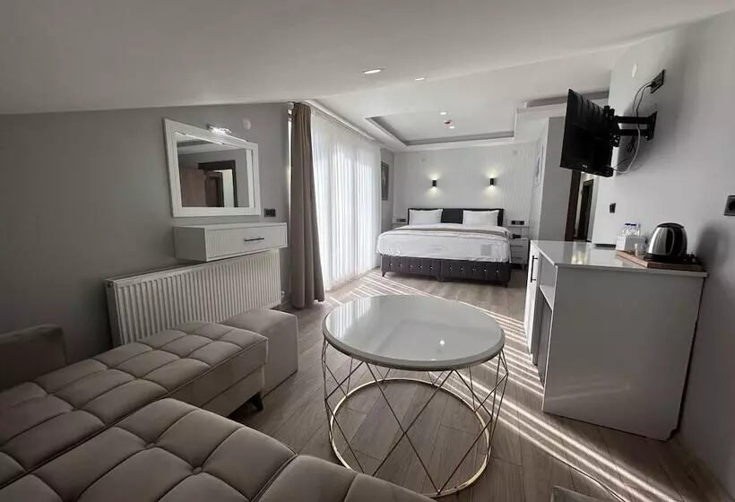 White Life Hotel & Cafe