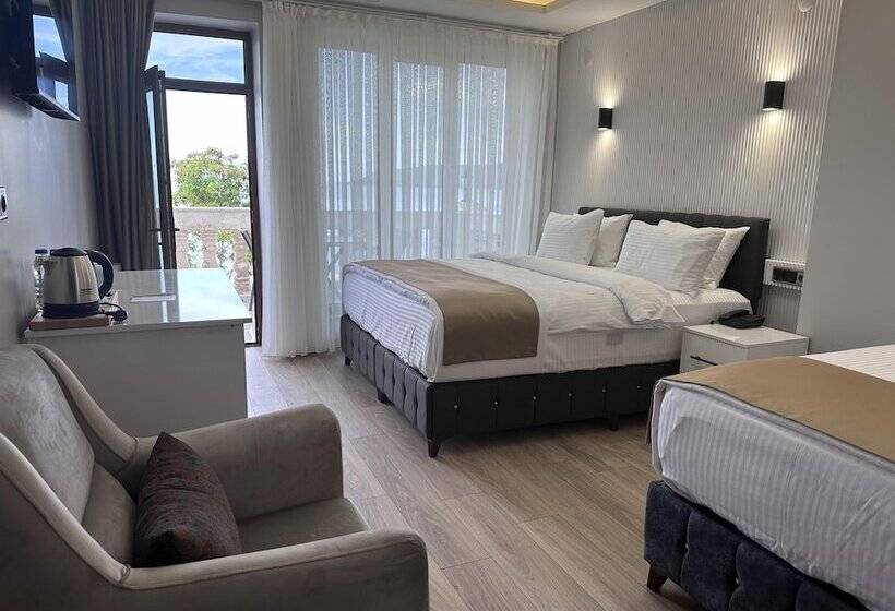 White Life Hotel & Cafe