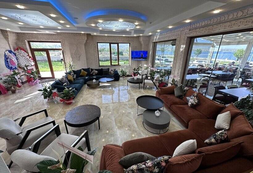 White Life Hotel & Cafe