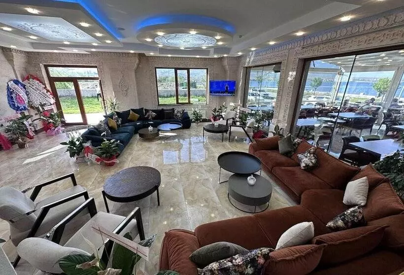 White Life Hotel & Cafe