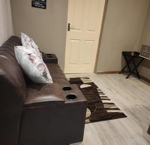 بنسيون Charles Court Guest House