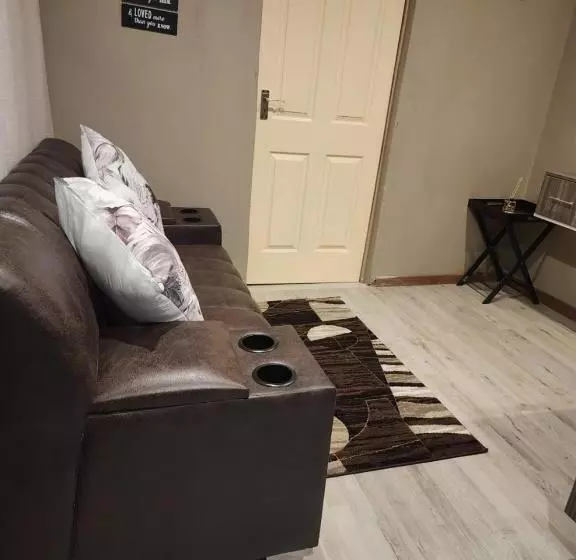 Majatalo Charles Court Guest House