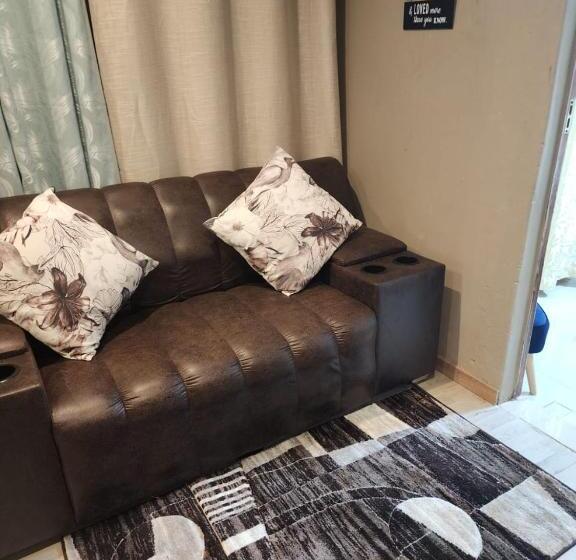 بنسيون Charles Court Guest House