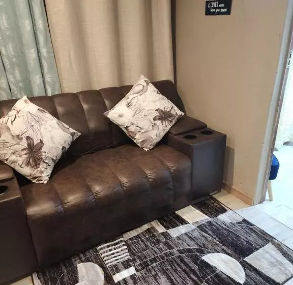 Majatalo Charles Court Guest House