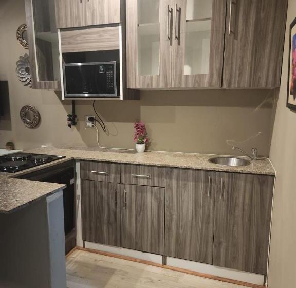 بنسيون Charles Court Guest House