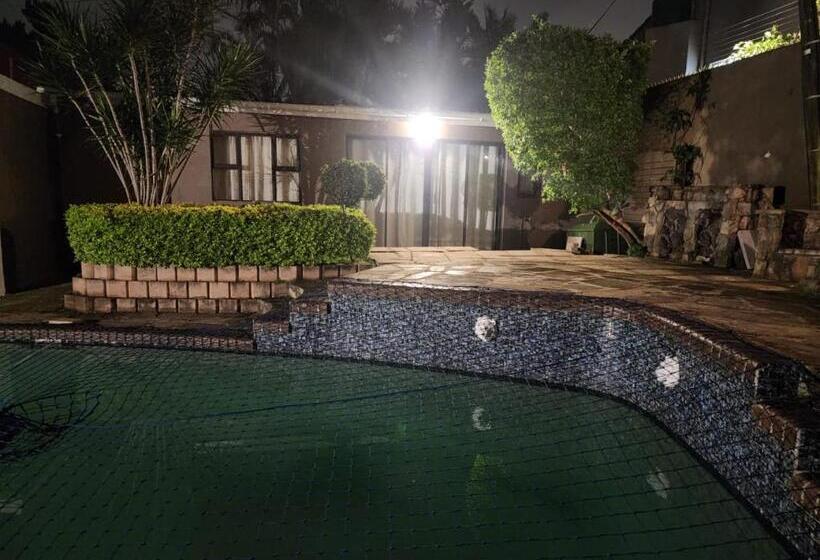 بنسيون Charles Court Guest House