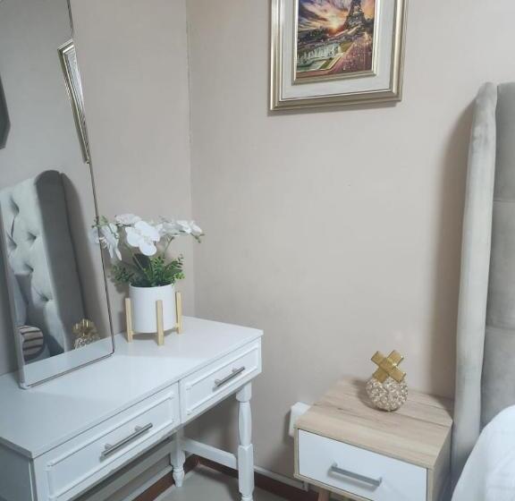 بنسيون Charles Court Guest House