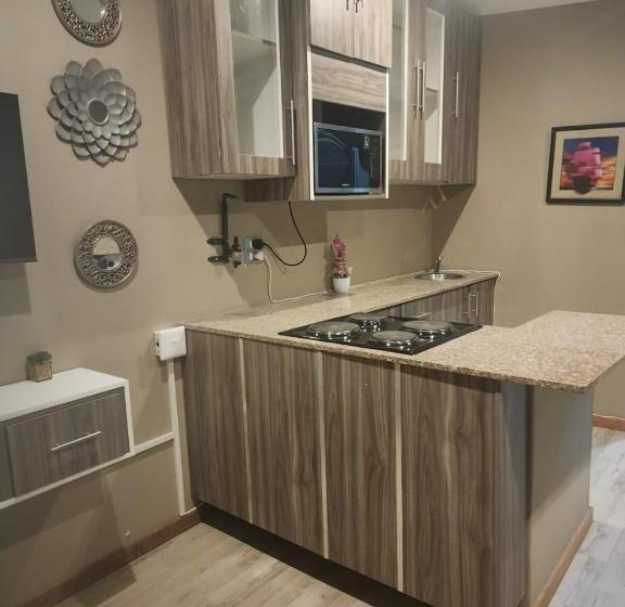 بنسيون Charles Court Guest House