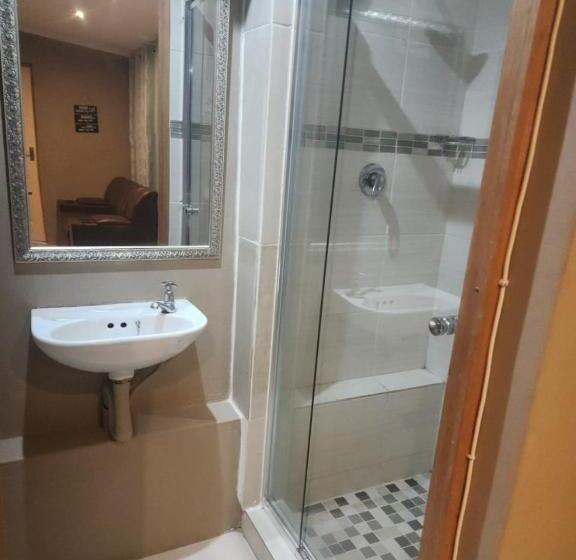 بنسيون Charles Court Guest House