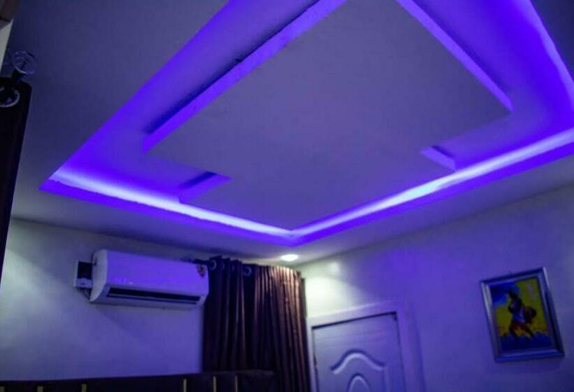 Makadex Hotel & Lounge