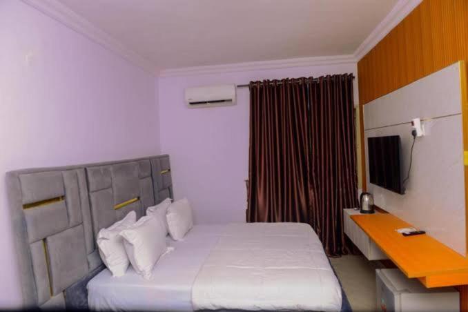 Makadex Hotel & Lounge