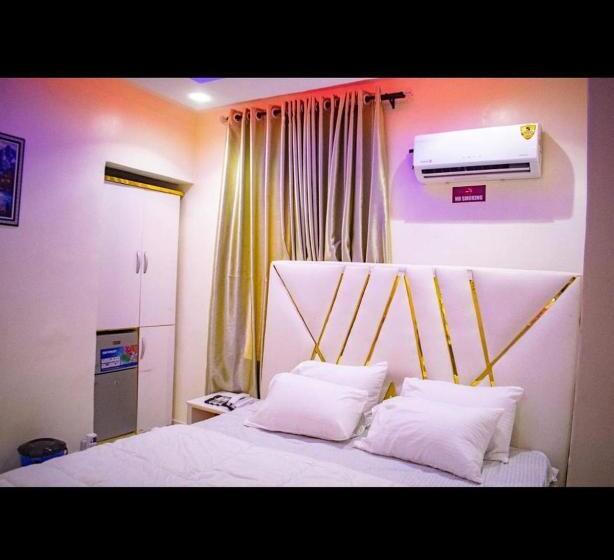 Makadex Hotel & Lounge