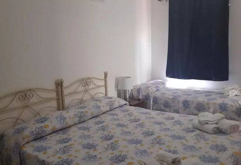 تختخواب و صبحانه La Caletta